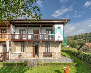 Vista exterior de Casa adosada en venda en Riosa amb Calefacció, Jardí privat i Parquet