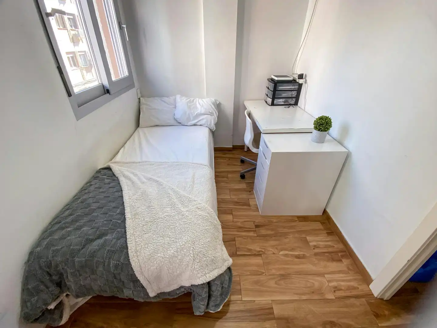 Bedroom of Flat for share in Sevilla  with Air Conditioner, Furnished and Washing machine