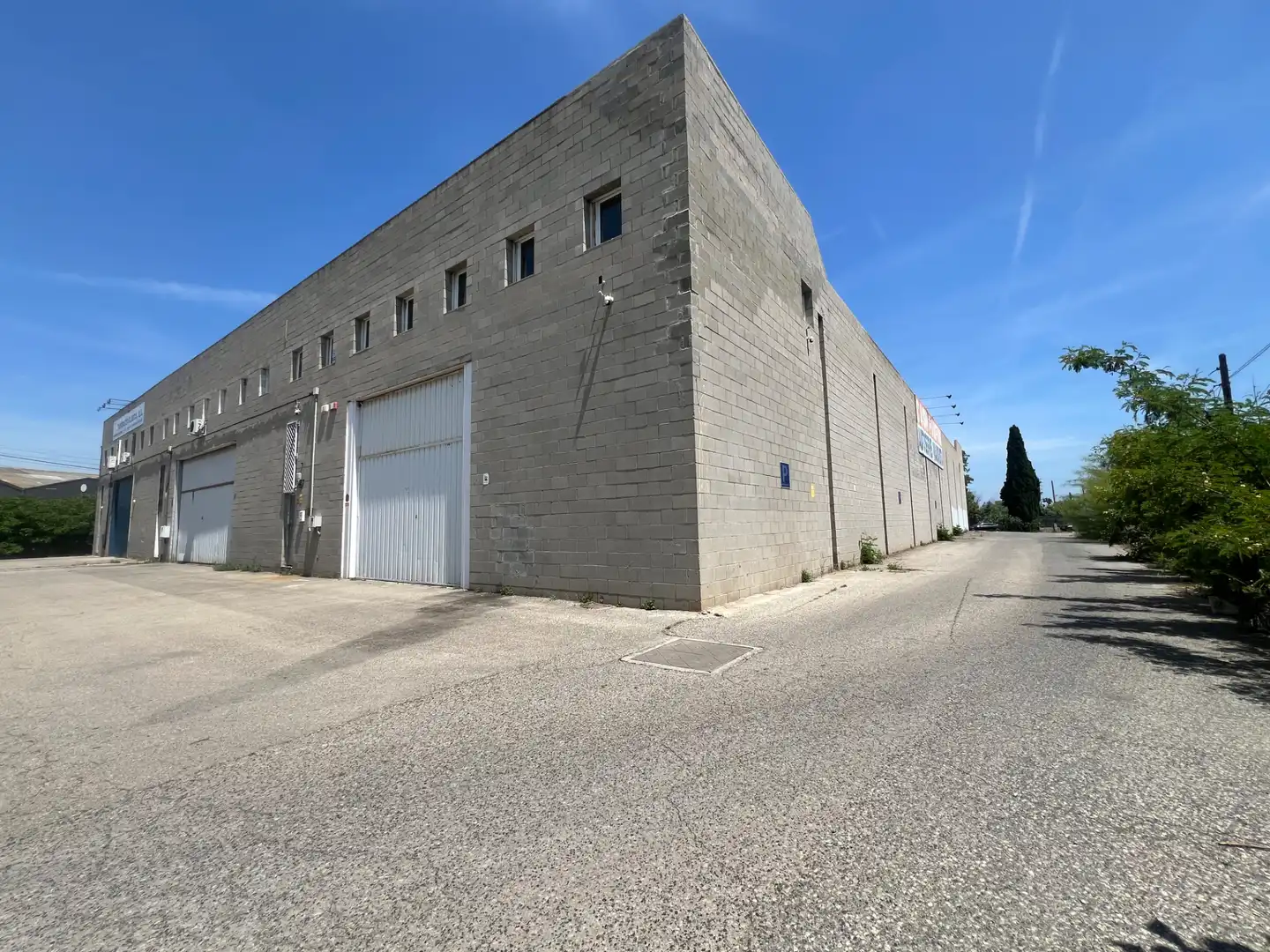 Außenansicht von Fabrikhallen zum Verkauf in Tarragona mit Alarm