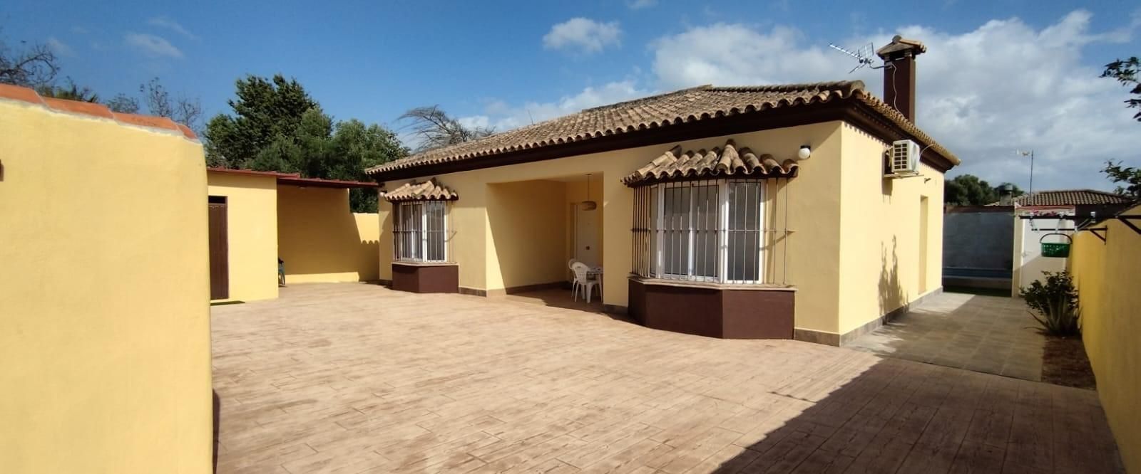 Vista exterior de Casa o chalet en venta en Chiclana de la Frontera