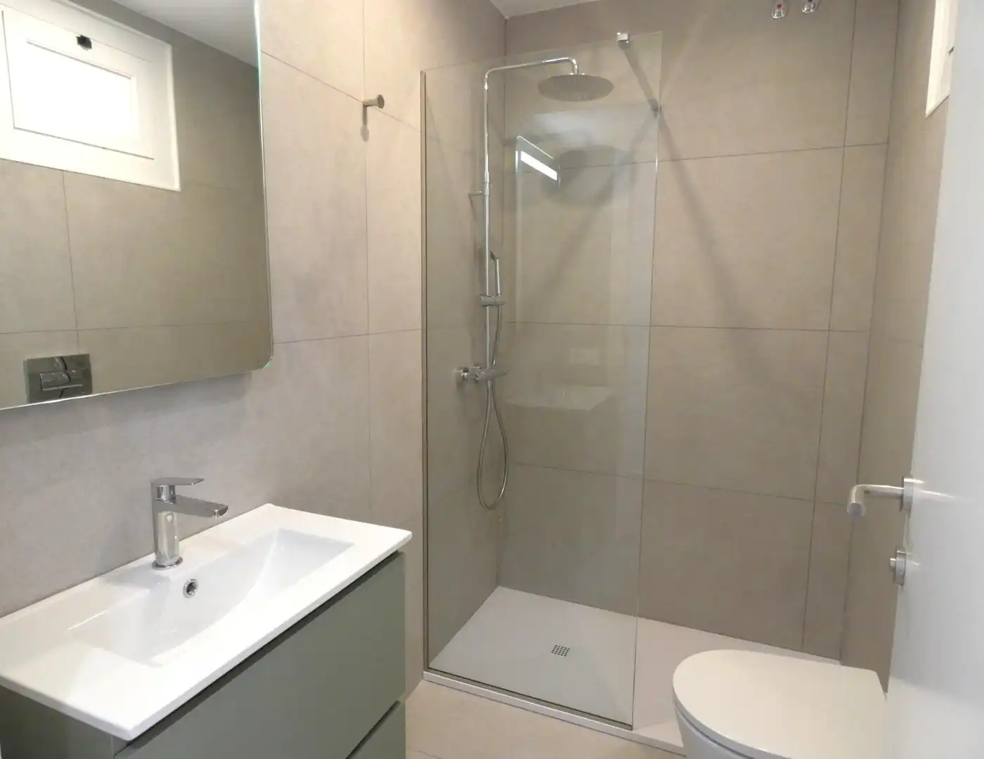 Badezimmer von Dachboden zur Miete in Barcelona mit Parkett