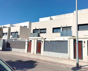 Vista exterior de Casa adosada en venda en Castellón de la Plana / Castelló de la Plana amb Aire condicionat, Terrassa i Piscina