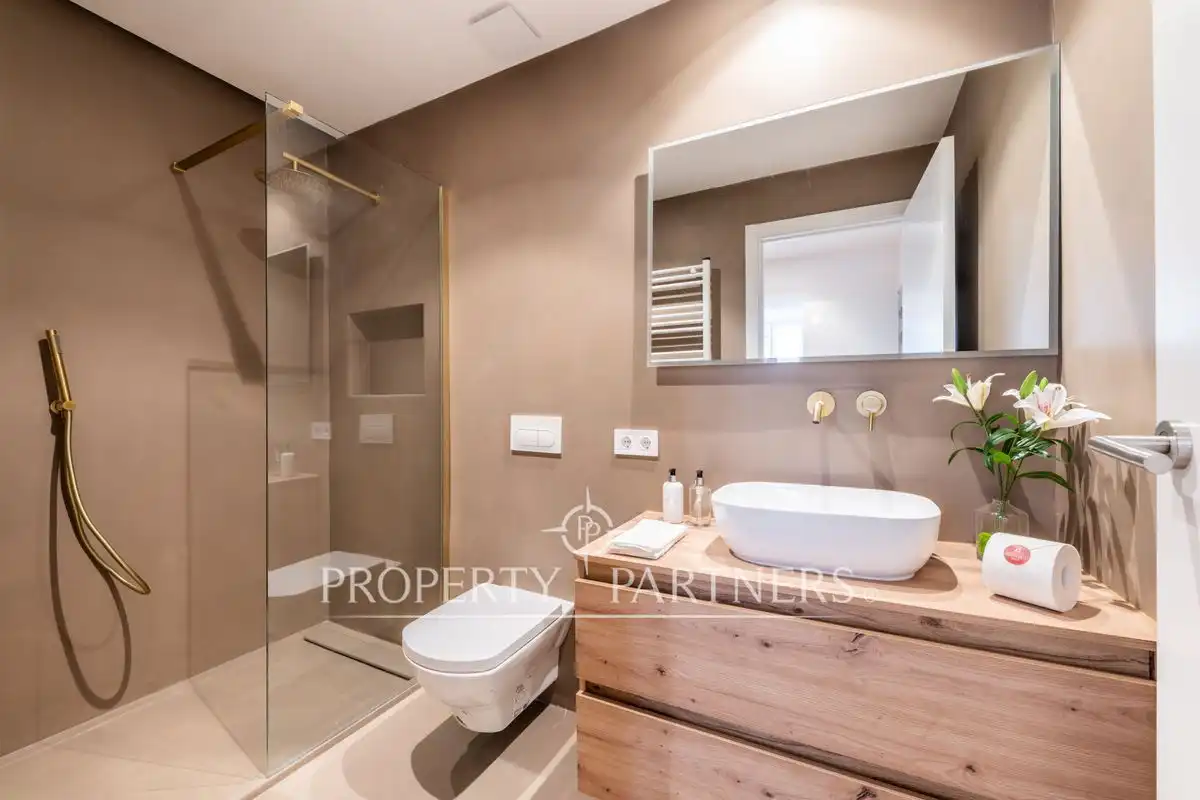 Badezimmer von Wohnungen zum Verkauf in Madrid mit Klimaanlage, Heizung und Möbliert