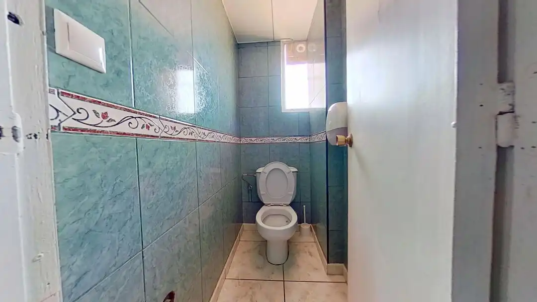 Bany de Local de lloguer en Benidorm amb Aire condicionat