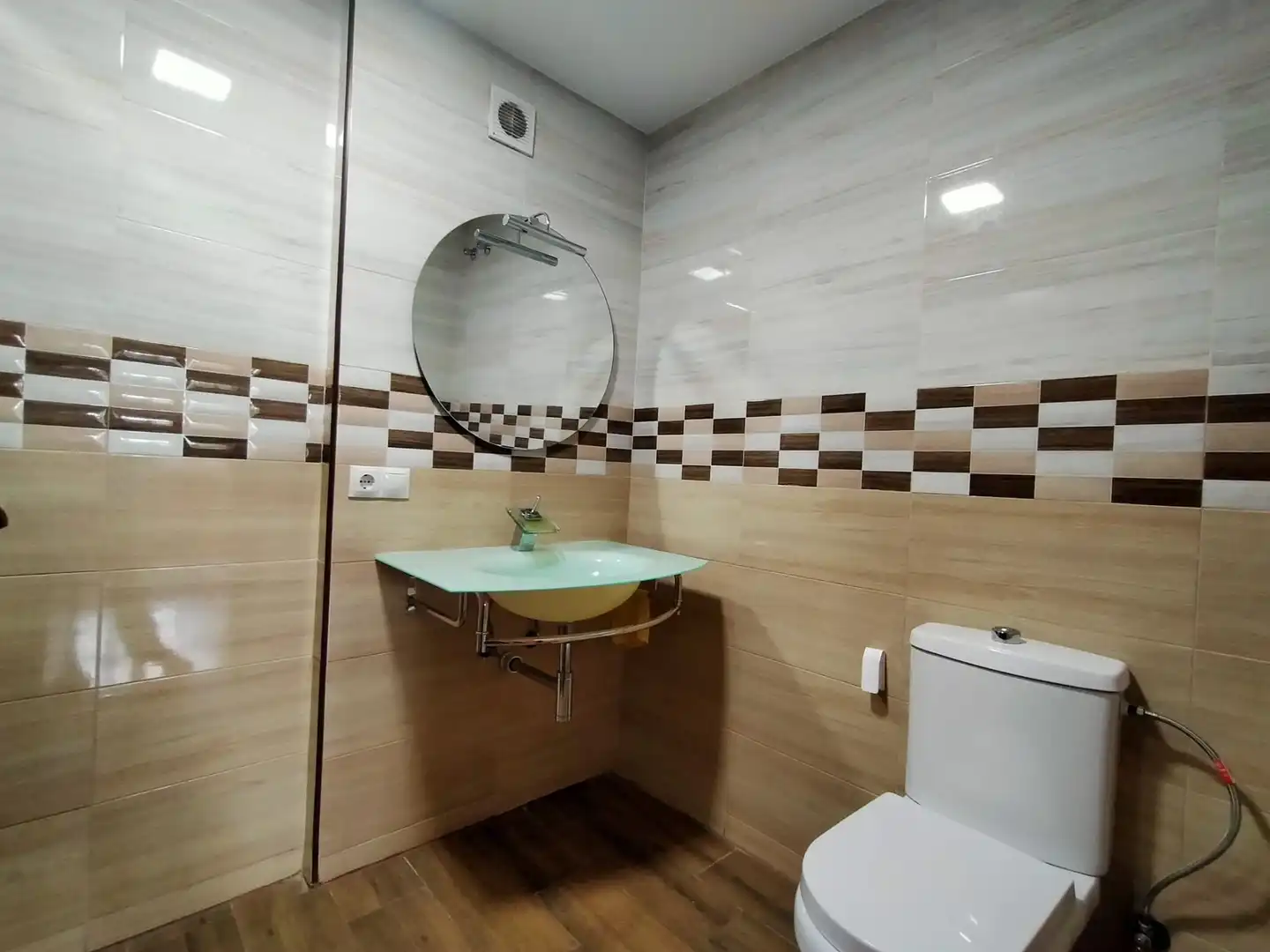 Bathroom of Flat for sale in Sevilla  with Air Conditioner and Terrace
