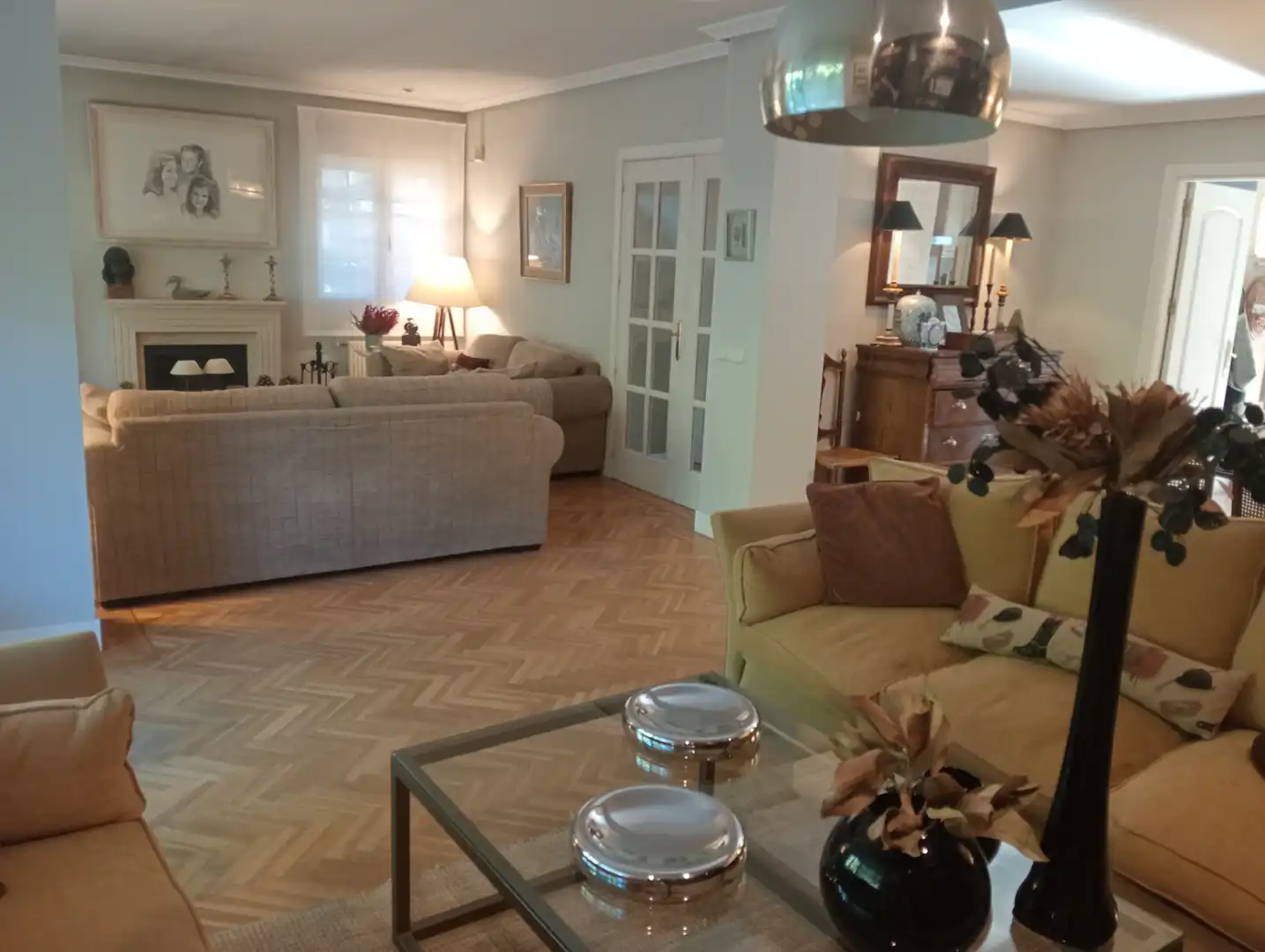Sala d'estar de Casa adosada en venda en Torrelodones amb Calefacció, Jardí privat i Parquet
