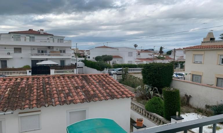 Vista exterior de Casa adosada en venda en Empuriabrava amb Aire condicionat, Jardí privat i Terrassa