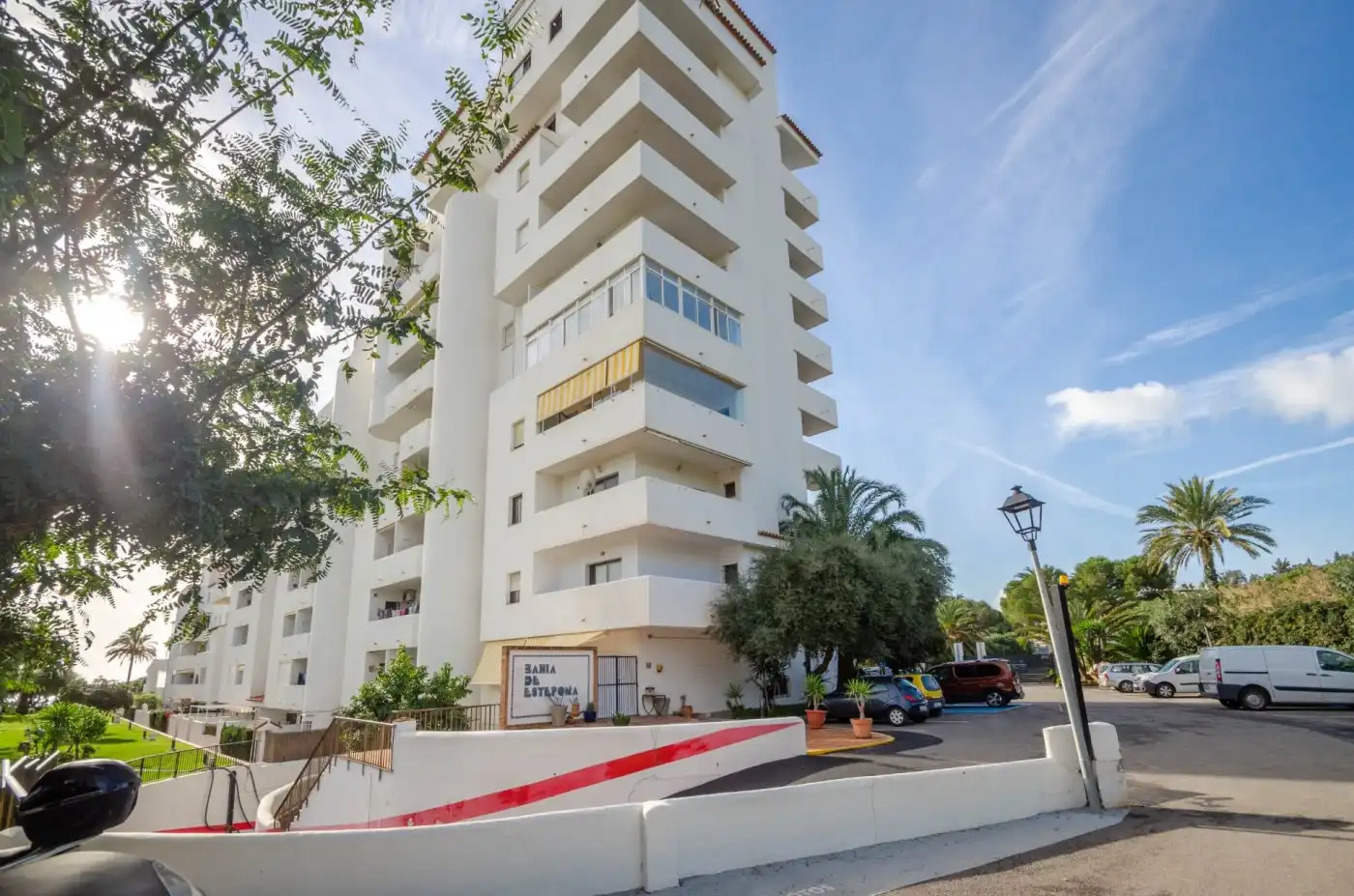 Vista exterior de Àtic en venda en Estepona amb Aire condicionat, Jardí privat i Terrassa