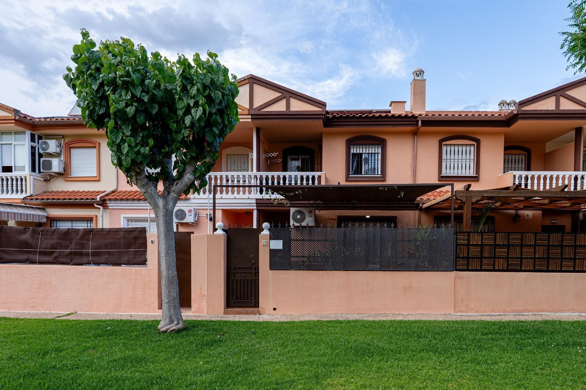 Vista exterior de Casa adosada en venda en Lepe amb Aire condicionat, Jardí privat i Terrassa