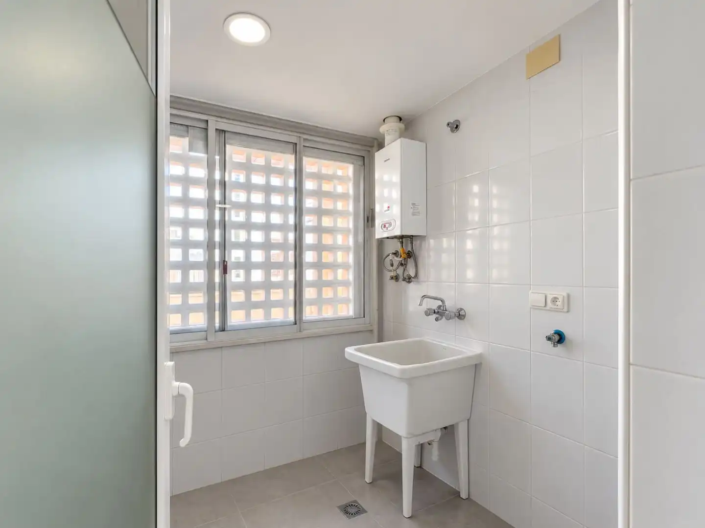 Bathroom of Flat for sale in L'Alfàs del Pi  with Air Conditioner, Terrace and Swimming Pool