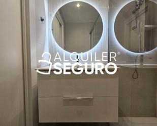 Bathroom of Flat to rent in  Madrid Capital  with Air Conditioner and Heating