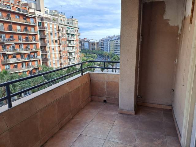 Piso en Venta en Barcelona - Calle SARDENYA en El Baix Guinardó