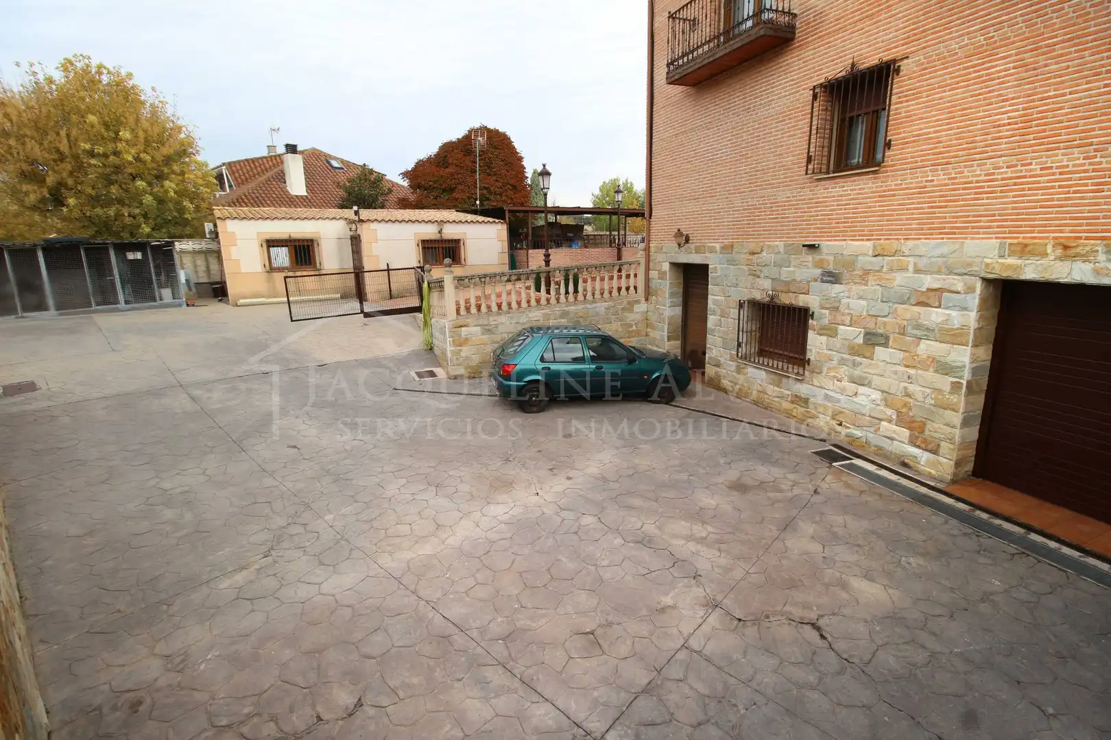 Aparcament de Casa o xalet en venda en Yeles amb Calefacció, Jardí privat i Piscina