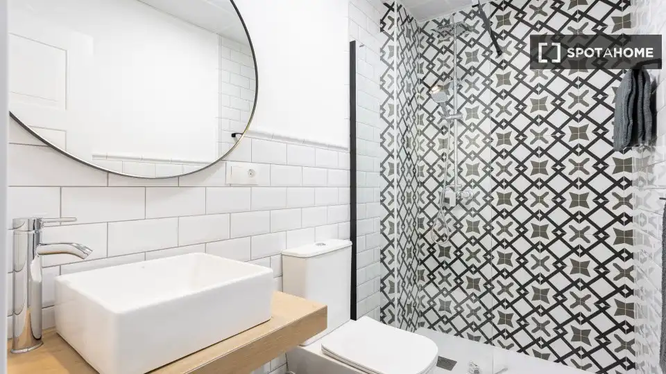 Bathroom of Study for share in Málaga  with Air Conditioner, Terrace and Furnished