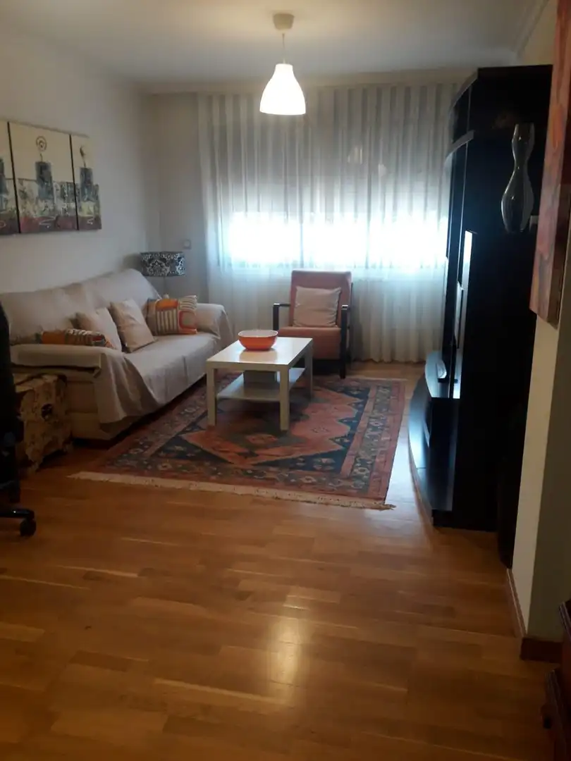 Sala d'estar de Pis en venda en Oviedo  amb Calefacció, Jardí privat i Traster
