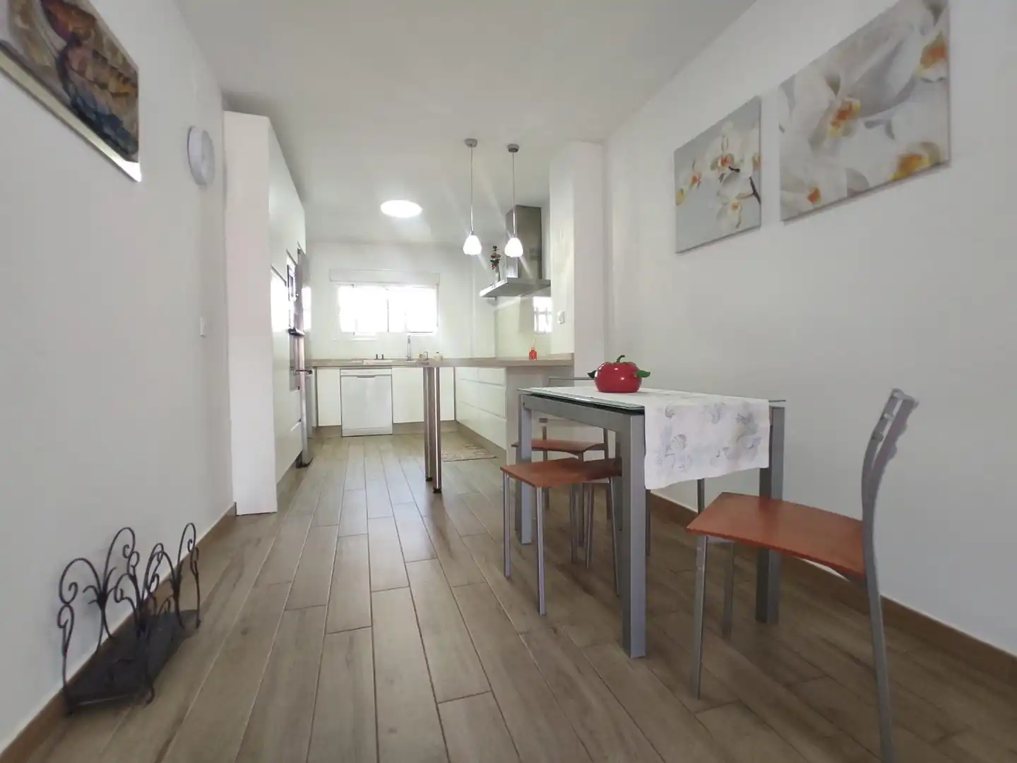 Cuina de Casa adosada de lloguer en Dos Hermanas amb Aire condicionat, Jardí privat i Moblat