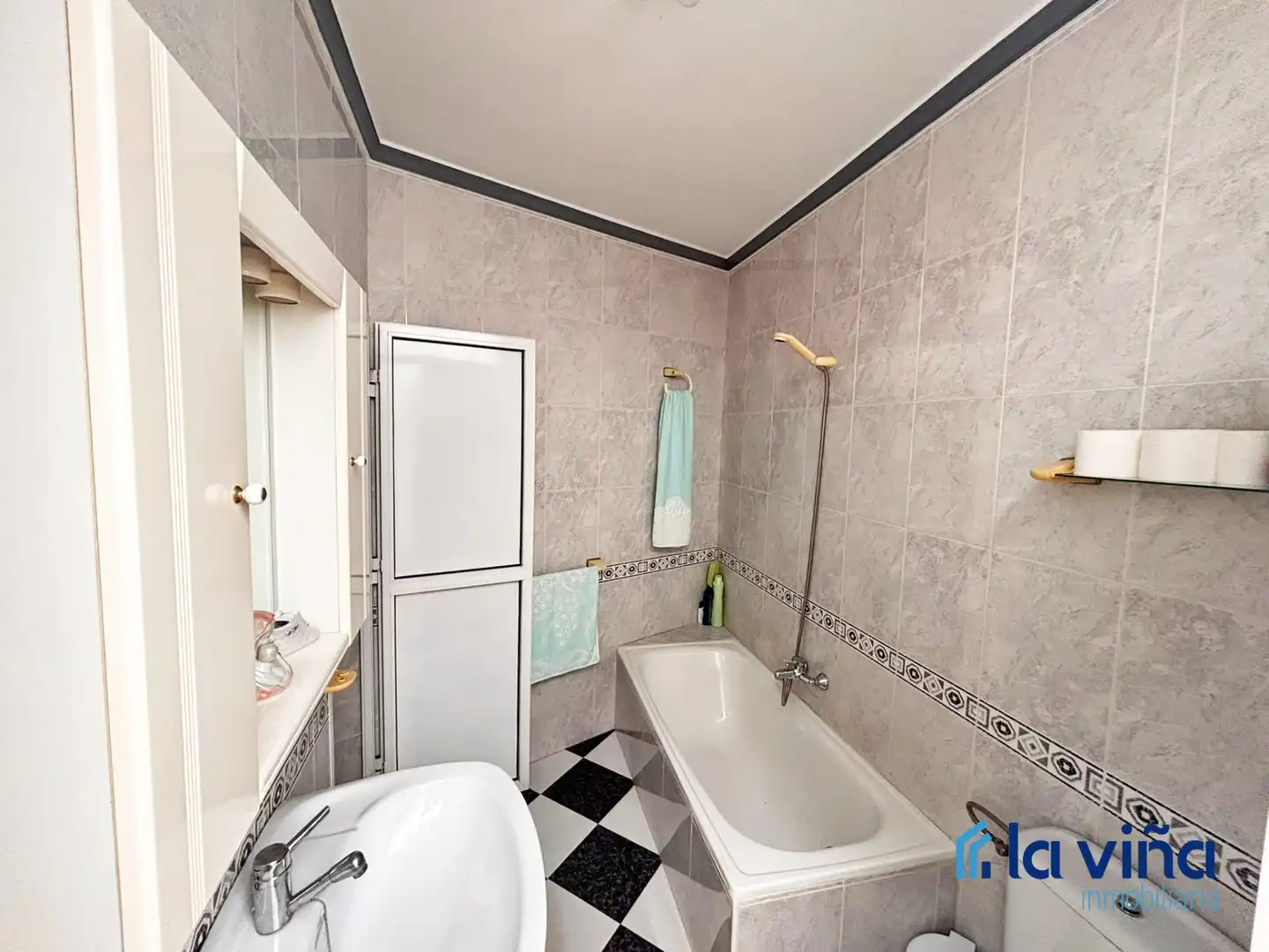 Baño de Casa o chalet en venta en Encinas Reales con Terraza, Trastero y Amueblado