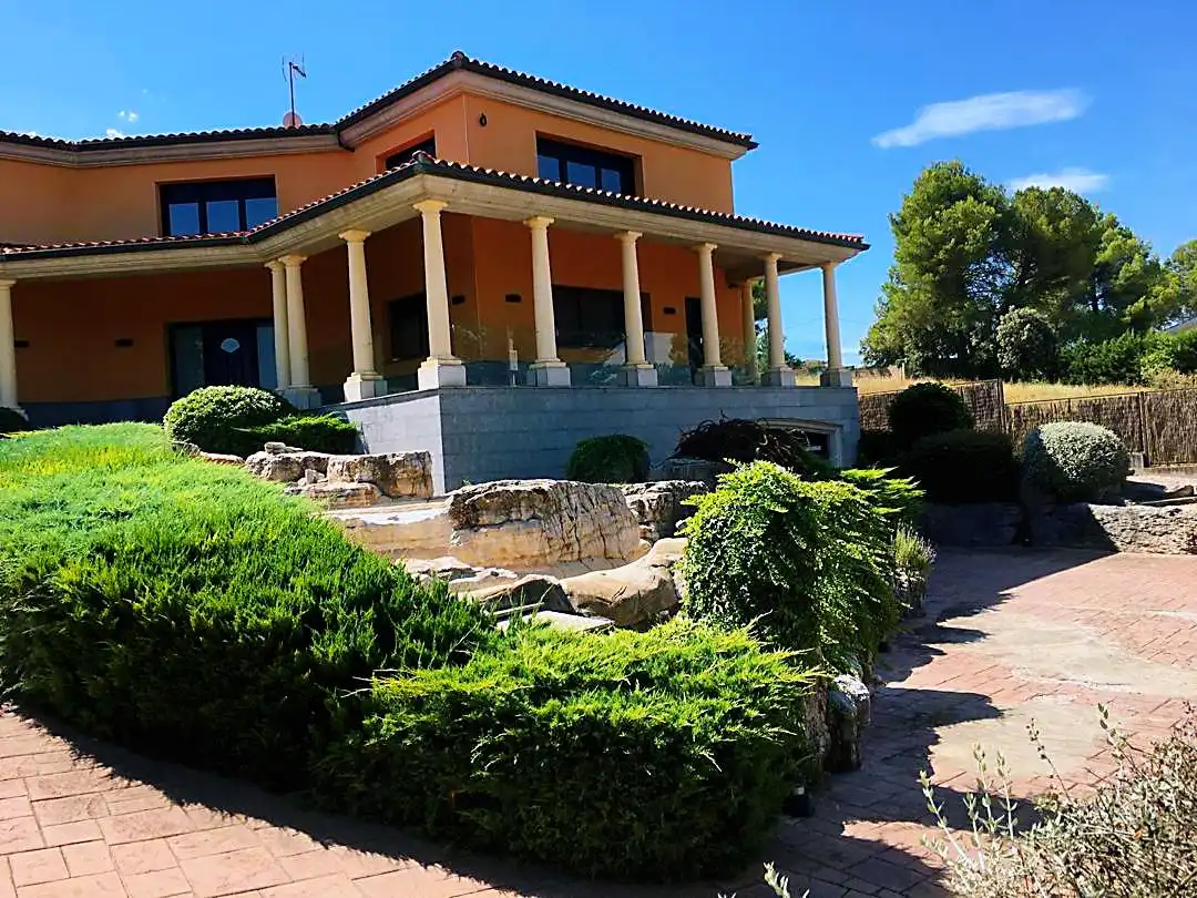 Houses for sale in Castellnou de Bages