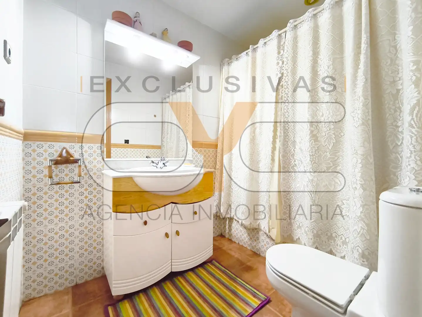 Habitación de Casa adosada en venta en Serranillos del Valle con Aire acondicionado, Calefacción y Jardín privado