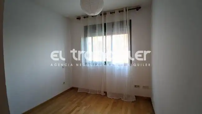 Bedroom of Flat for rent in Madrid  with Air Conditioner, Swimming Pool and Washing machine