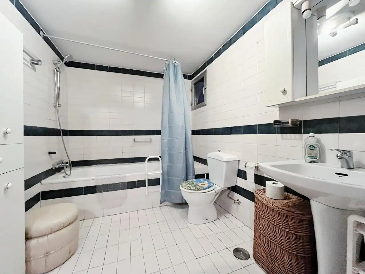 Bathroom of Ground floor for sale in Madrid  with Heating, Private garden and Terrace
