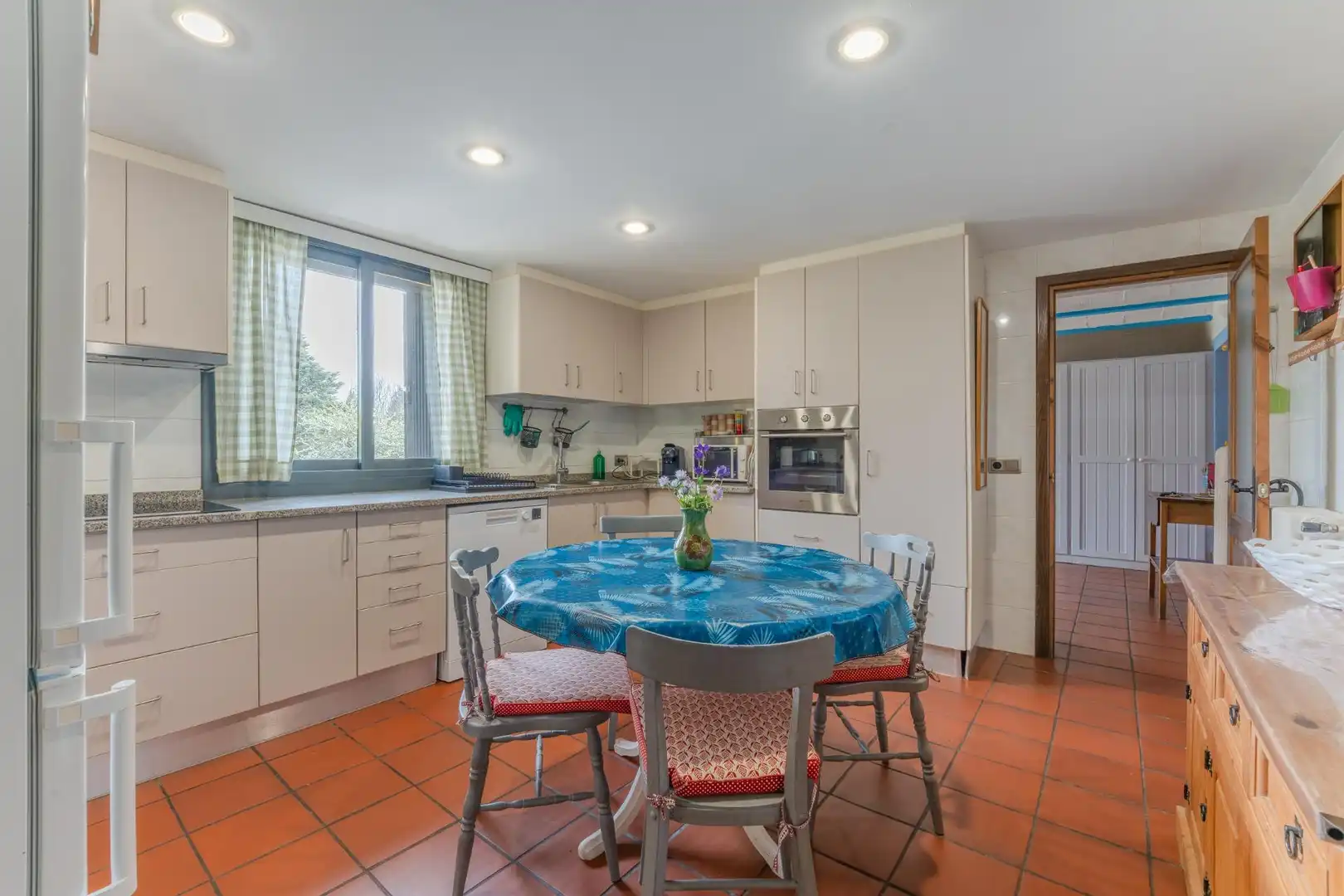 Cocina de Finca rústica en venta en Bescanó con Calefacción, Jardín privado y Trastero