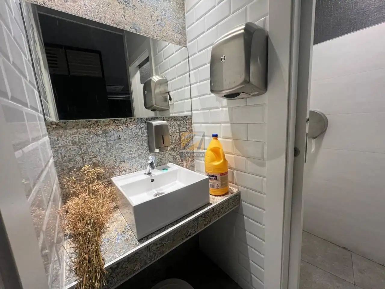 Baño de Local en venta en Oviedo  con Aire acondicionado y Alarma