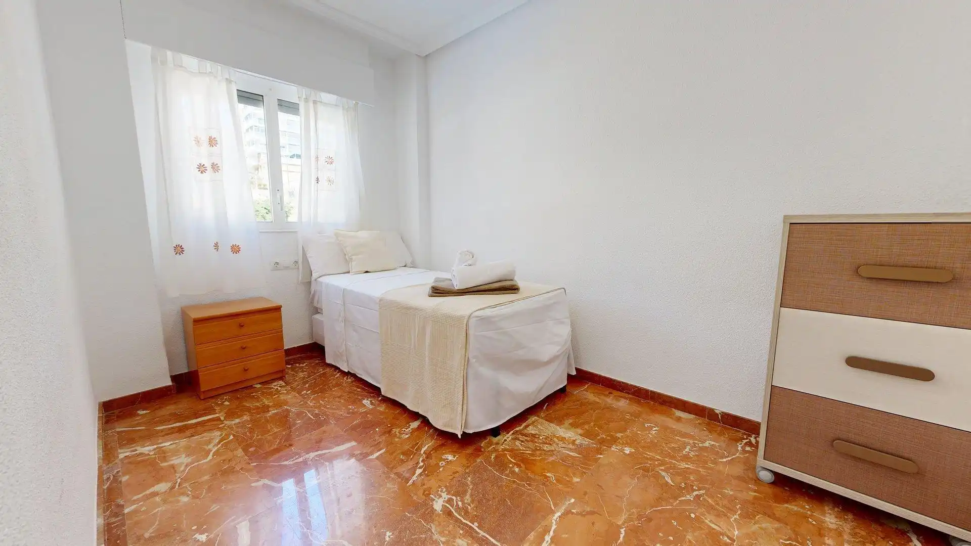 Dormitori de Apartament de lloguer en Elche / Elx amb Aire condicionat, Jardí privat i Terrassa