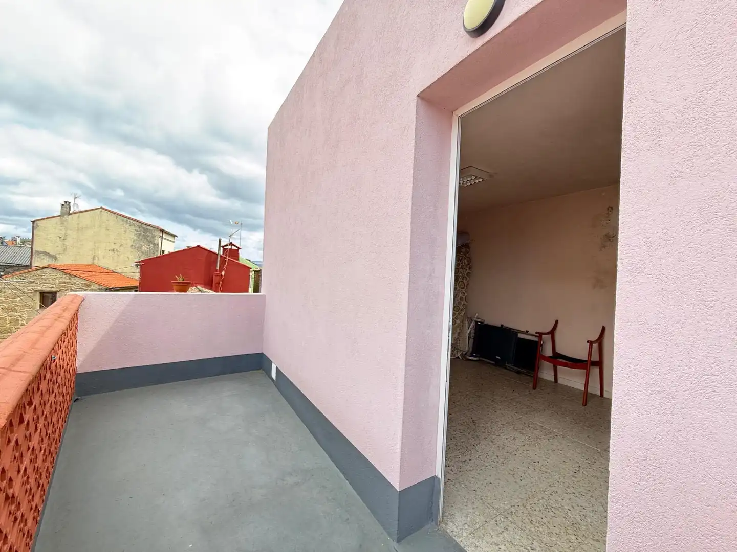 Terrasse von Einfamilien-Reihenhaus zum Verkauf in Boiro mit Möbliert