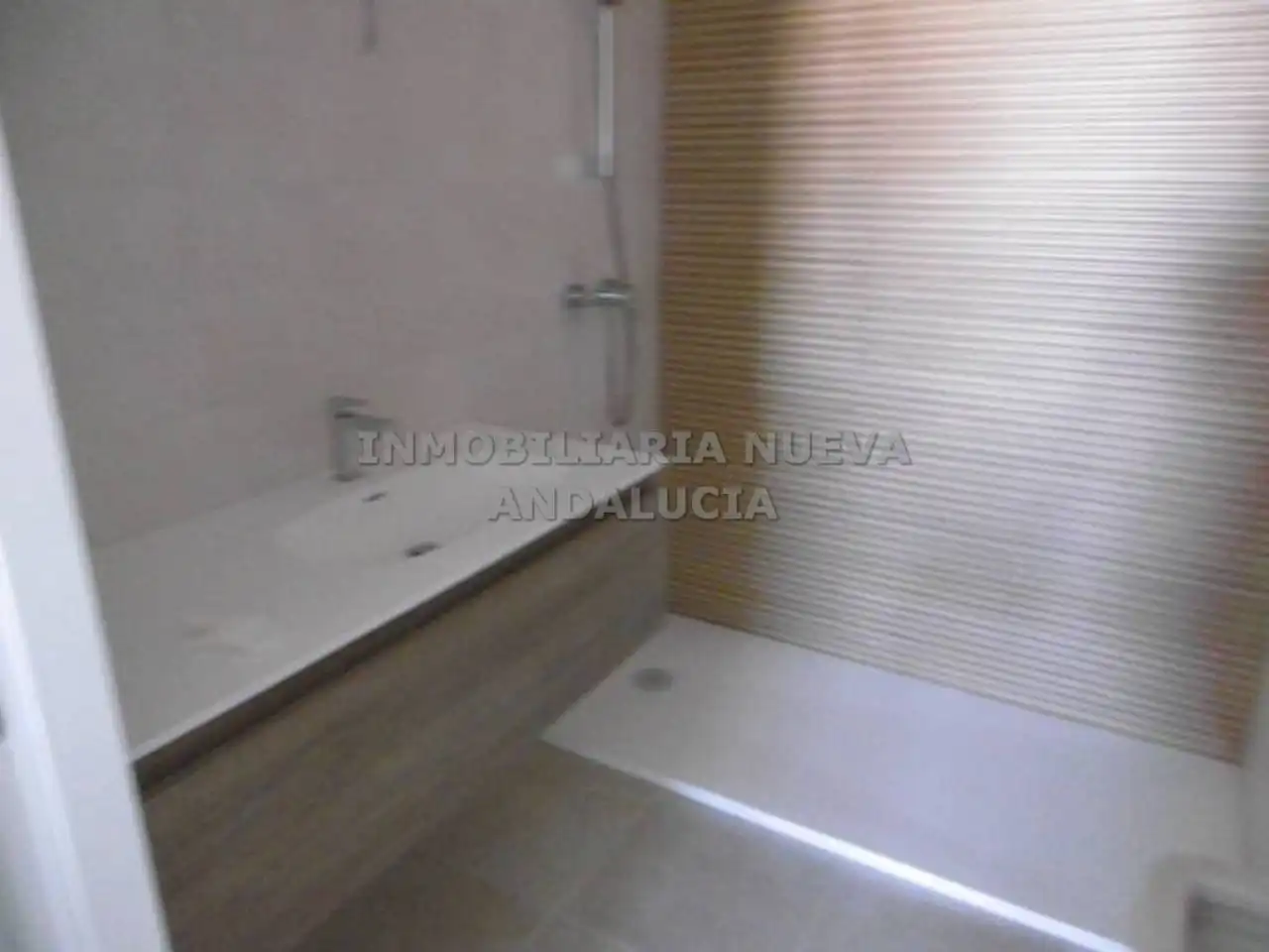Badezimmer von Wohnung zur Miete in Almería mit Parkett, Terrasse und Abstellraum