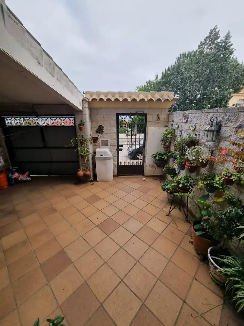 Terrassa de Casa adosada en venda en Algeciras amb Jardí privat, Traster i Piscina comunitària
