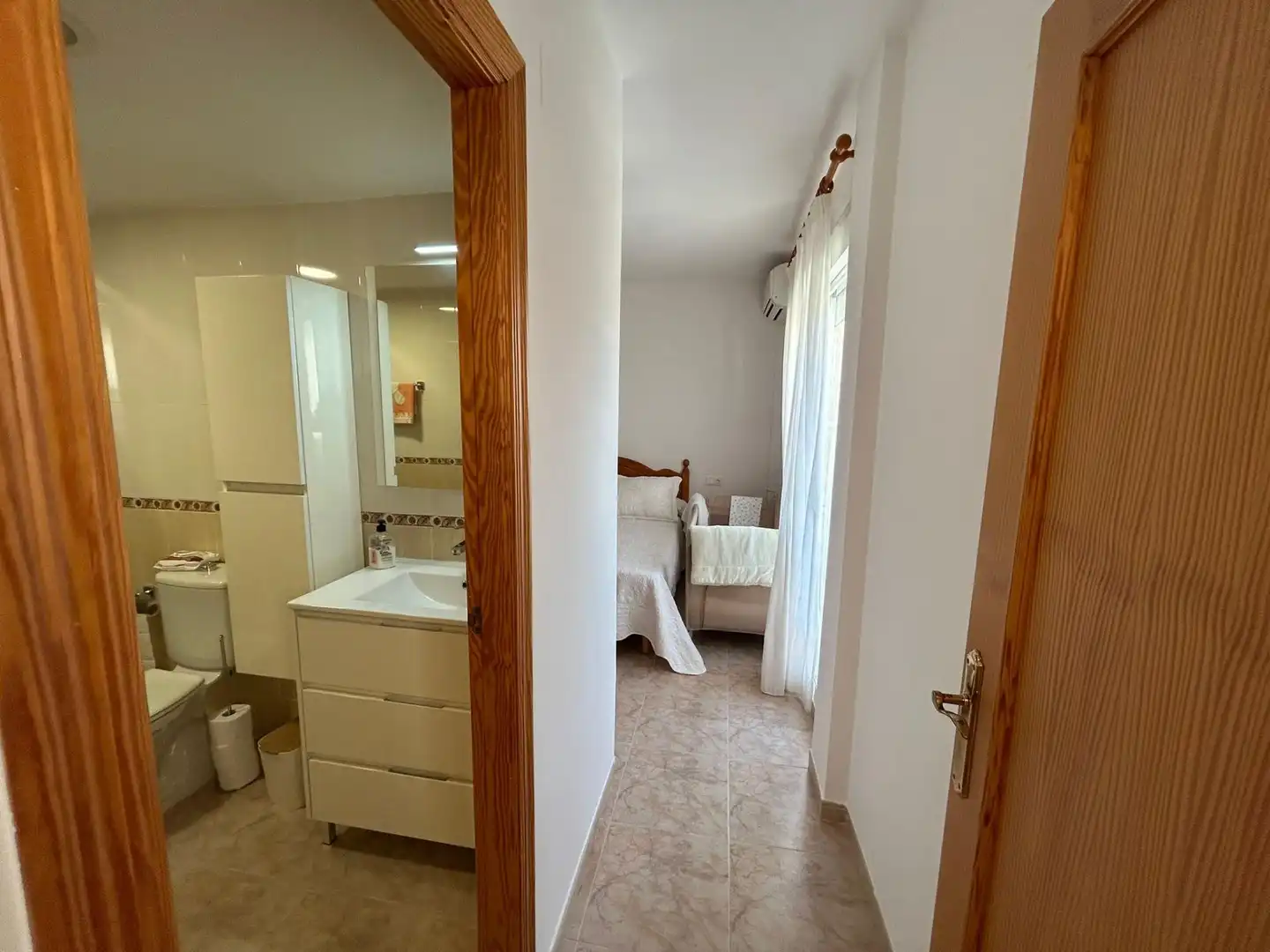 Badezimmer von Einfamilien-Reihenhaus zum Verkauf in Cullera mit Klimaanlage, Terrasse und Möbliert