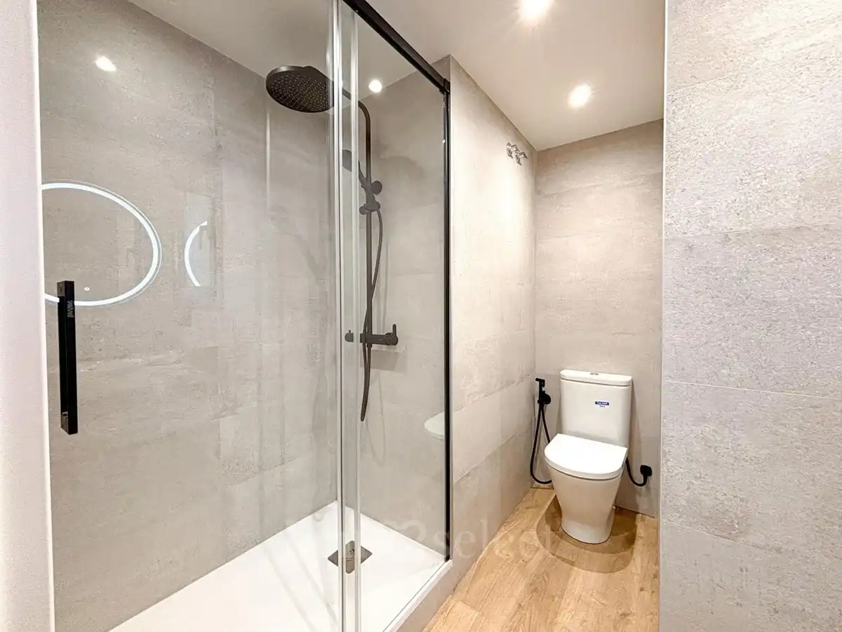 Bathroom of Duplexes for sale in Barcelona  with Air Conditioner, Heating and Private garden