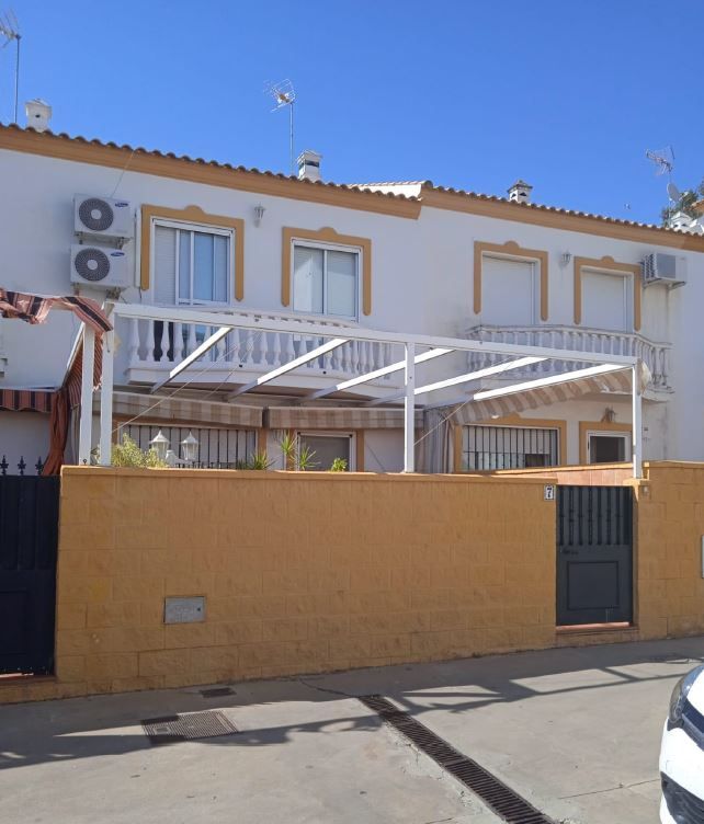 Terrassa de Casa adosada en venda en San Juan del Puerto amb Piscina