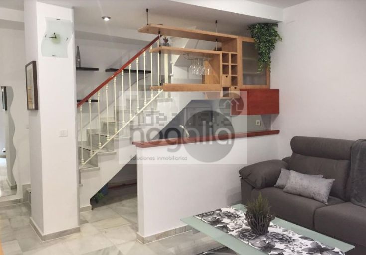 Sala d'estar de Dúplex de lloguer en  Sevilla Capital amb Aire condicionat i Moblat