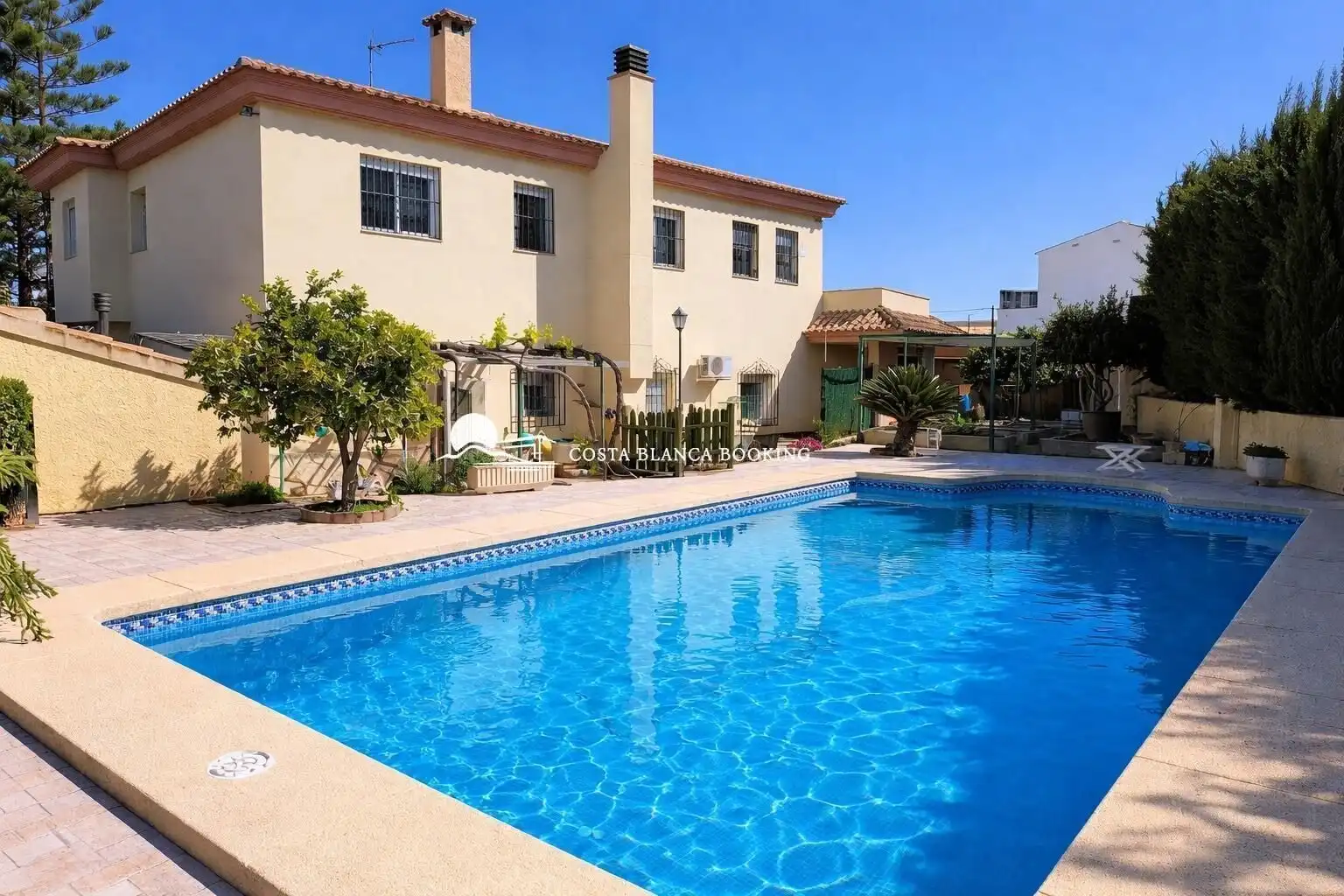 Vista exterior de Casa o xalet en venda en L'Alfàs del Pi amb Aire condicionat, Jardí privat i Terrassa