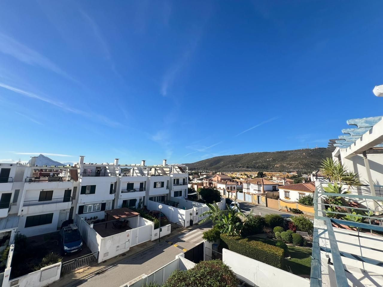Vista exterior de Casa adosada en venda en La Línea de la Concepción amb Jardí privat, Terrassa i Internet