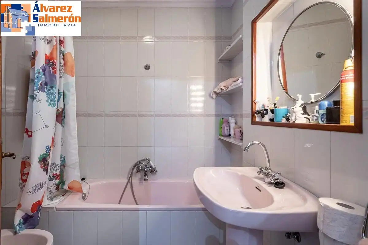 Baño de Casa o chalet en venta en Huétor Vega con Aire acondicionado, Calefacción y Jardín privado