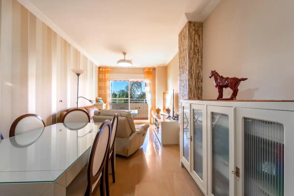 Wohnzimmer von Wohnung zum Verkauf in Algarrobo mit Klimaanlage, Heizung und Privatgarten