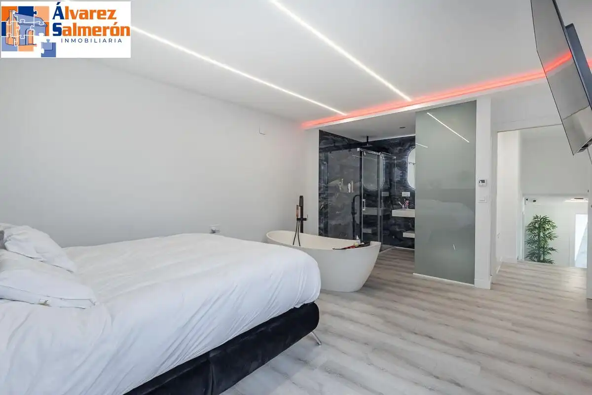 Dormitori de Casa adosada en venda en Albolote amb Jardí privat, Piscina i Alarma