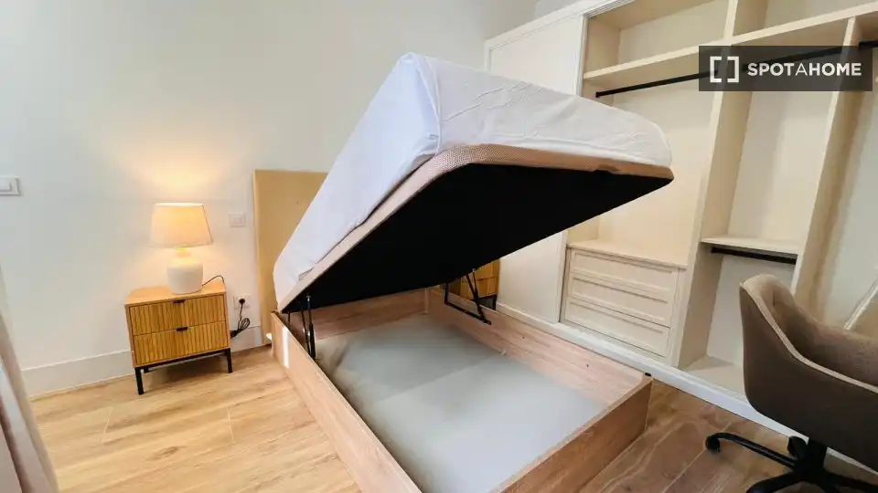 Schlafzimmer von Wohnung zur Miete in Madrid mit Klimaanlage, Heizung und Möbliert