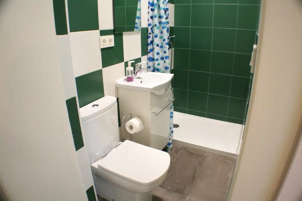 Badezimmer von Wohnung zur Miete in Granada mit Klimaanlage, Heizung und Terrasse