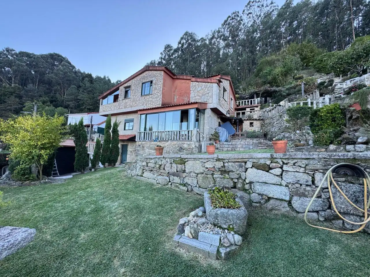Vista exterior de Casa o xalet en venda en Redondela amb Calefacció, Jardí privat i Terrassa
