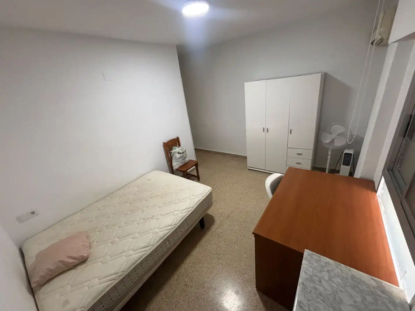 Dormitori de Pis de lloguer en Jaén amb Aire condicionat, Moblat i Balcó