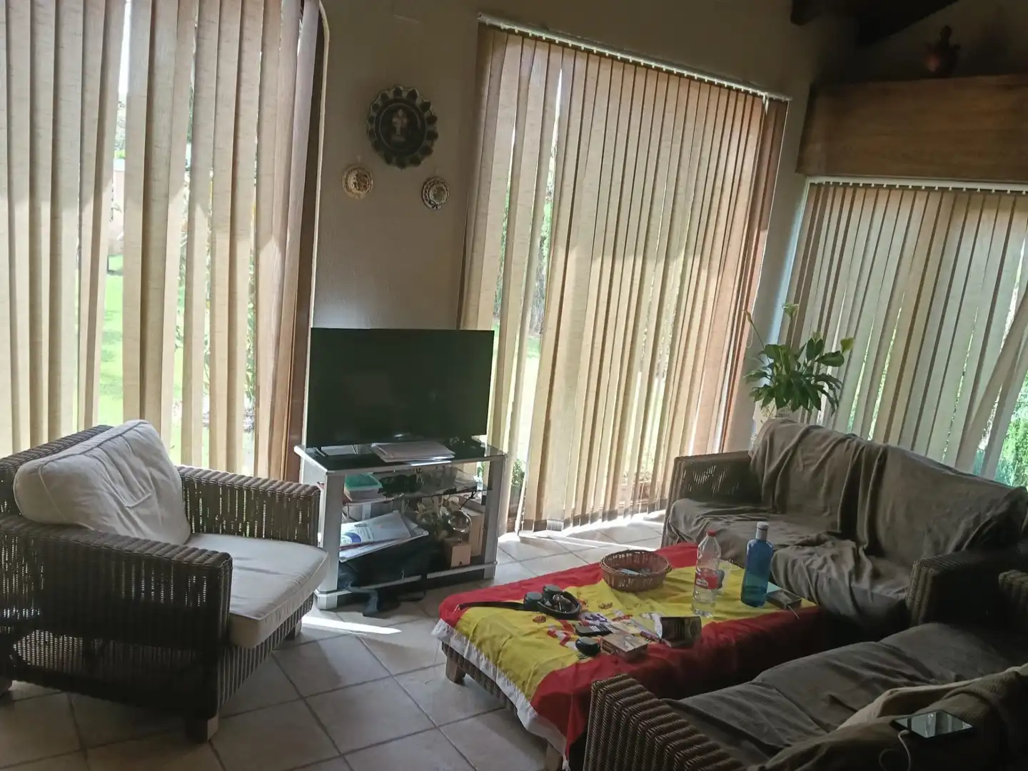 Sala d'estar de Casa o xalet en venda en Conil de la Frontera amb Aire condicionat, Jardí privat i Terrassa