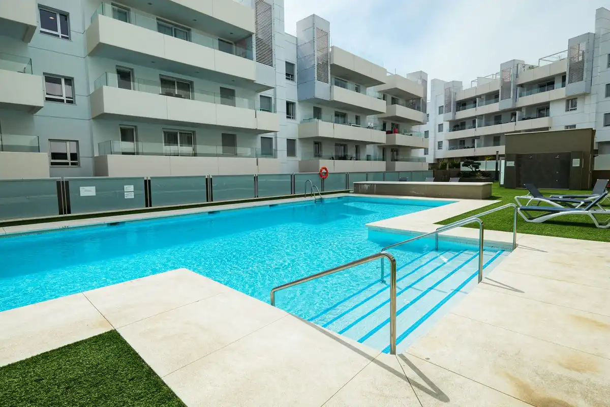 Piscina de Pis de lloguer en Marbella amb Aire condicionat, Terrassa i Moblat