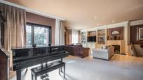 Sala d'estar de Casa adosada en venda en  Madrid Capital amb Aire condicionat, Calefacció i Jardí privat