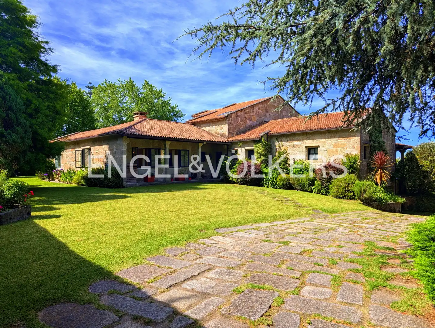Vista exterior de Casa o xalet en venda en Nigrán amb Calefacció, Jardí privat i Terrassa