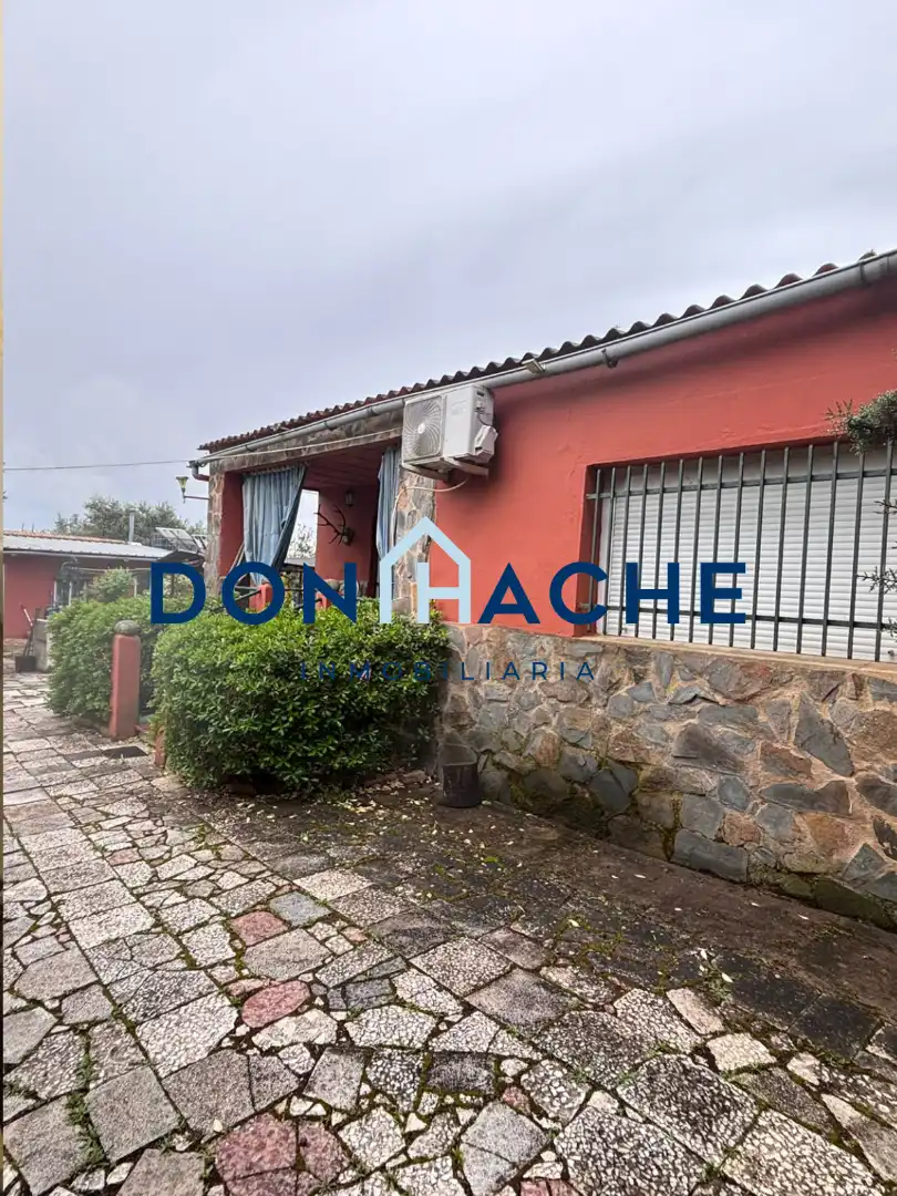 Vista exterior de Casa o xalet en venda en Mérida amb Aire condicionat, Calefacció i Jardí privat