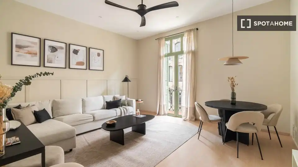 Flat with terrace to rent in Eixample